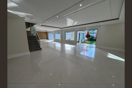 Sala de casa de condomínio para alugar com 6 quartos, 580m² em Recreio dos Bandeirantes, Rio de Janeiro