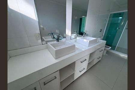 Casa de condomínio para alugar com 580m², 6 quartos e 4 vagas Casa de condomínio para alugar com 580m², 6 quartos e 4 vagasBanheiro do quarto 5