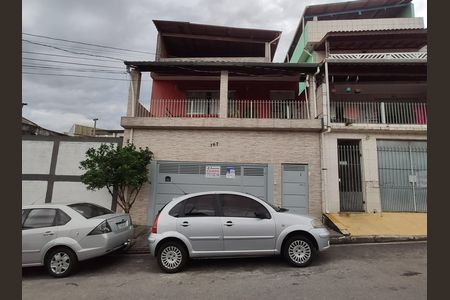 Casa à venda com 175m², 3 quartos e 2 vagas Casa à venda com 175m², 3 quartos e 2 vagasFachada