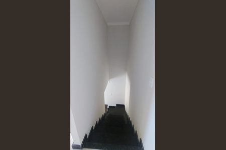 Escada de casa de condomínio para alugar com 2 quartos, 60m² em Parque Villa Flores, Sumaré
