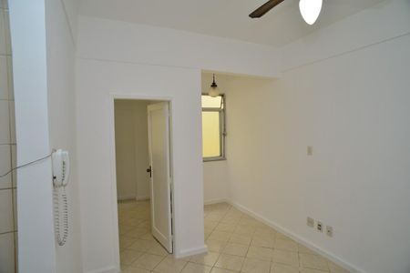 Sala de kitnet/studio para alugar com 1 quarto, 35m² em Barra da Tijuca, Rio de Janeiro