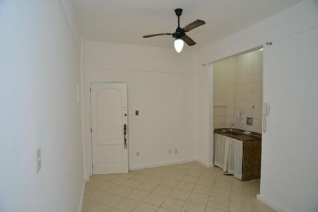 Sala de kitnet/studio para alugar com 1 quarto, 35m² em Barra da Tijuca, Rio de Janeiro
