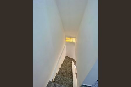 Casa à venda com 200m², 5 quartos e 2 vagas Casa à venda com 200m², 5 quartos e 2 vagasEscada