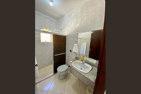 Casa à venda com 200m², 5 quartos e 2 vagas Casa à venda com 200m², 5 quartos e 2 vagasBanheiro