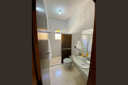 Casa à venda com 200m², 5 quartos e 2 vagas Casa à venda com 200m², 5 quartos e 2 vagasBanheiro