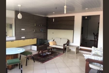 Casa à venda com 200m², 5 quartos e 2 vagas Casa à venda com 200m², 5 quartos e 2 vagasSala