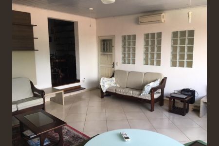 Casa à venda com 200m², 5 quartos e 2 vagas Casa à venda com 200m², 5 quartos e 2 vagasSala