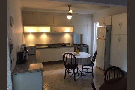 Casa à venda com 200m², 5 quartos e 2 vagas Casa à venda com 200m², 5 quartos e 2 vagasCozinha