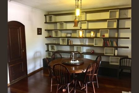 Casa à venda com 200m², 5 quartos e 2 vagas Casa à venda com 200m², 5 quartos e 2 vagasSala