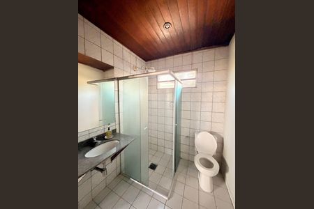 Casa de condomínio para alugar com 660m², 5 quartos e 5 vagasBanheiro da Área externa