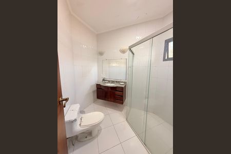 Casa de condomínio para alugar com 660m², 5 quartos e 5 vagasBanheiro da Suíte 2
