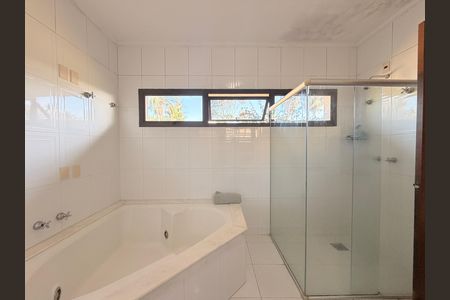 Casa de condomínio para alugar com 660m², 5 quartos e 5 vagasBanheiro da Suíte Master