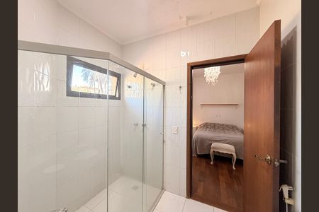 Casa de condomínio para alugar com 660m², 5 quartos e 5 vagasBanheiro da Suíte 2
