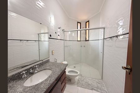 Casa de condomínio para alugar com 660m², 5 quartos e 5 vagasBanheiro Social