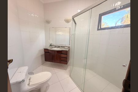 Casa de condomínio para alugar com 660m², 5 quartos e 5 vagasBanheiro da Suíte 2