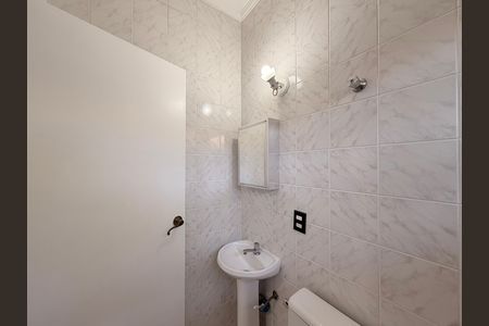 Casa de condomínio para alugar com 660m², 5 quartos e 5 vagasBanheiro de Serviço