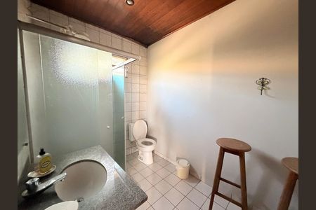 Casa de condomínio para alugar com 660m², 5 quartos e 5 vagasBanheiro da Área externa
