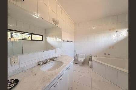 Casa de condomínio para alugar com 660m², 5 quartos e 5 vagasBanheiro da Suíte Master