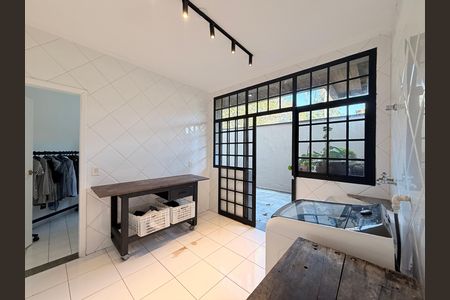 Casa de condomínio para alugar com 660m², 5 quartos e 5 vagasÁrea de Serviço