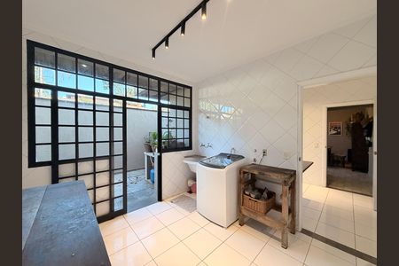 Casa de condomínio para alugar com 660m², 5 quartos e 5 vagasÁrea de Serviço