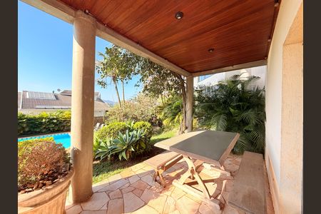 Casa de condomínio para alugar com 660m², 5 quartos e 5 vagasQuintal com piscina e churrasqueira