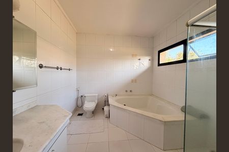 Casa de condomínio para alugar com 660m², 5 quartos e 5 vagasBanheiro da Suíte Master