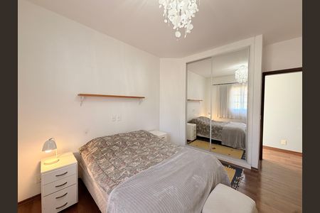 Casa de condomínio para alugar com 660m², 5 quartos e 5 vagasSuíte 2