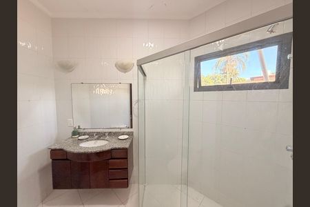 Casa de condomínio para alugar com 660m², 5 quartos e 5 vagasBanheiro da Suíte 2