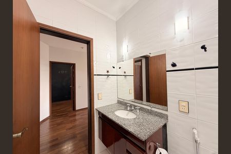 Casa de condomínio para alugar com 660m², 5 quartos e 5 vagasBanheiro Social