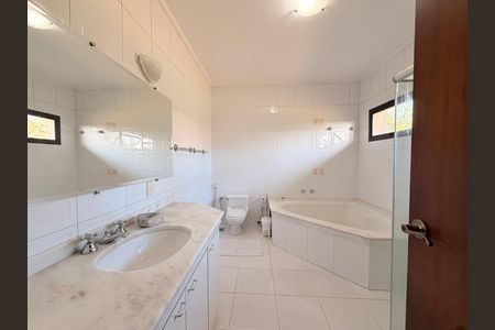 Casa de condomínio para alugar com 660m², 5 quartos e 5 vagasBanheiro da Suíte Master