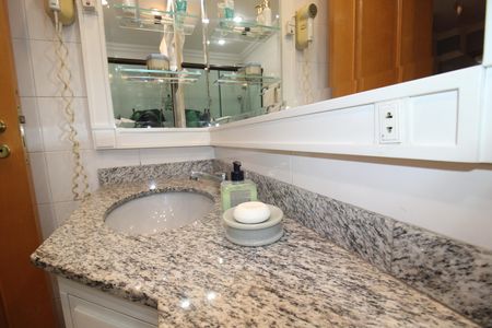 Apartamento à venda com 210m², 4 quartos e 3 vagasQuarto 2 - Banheiro