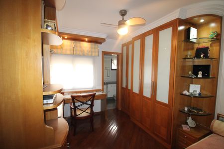Apartamento à venda com 210m², 4 quartos e 3 vagasQuarto 2