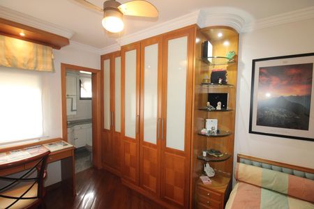 Apartamento à venda com 210m², 4 quartos e 3 vagasQuarto 2