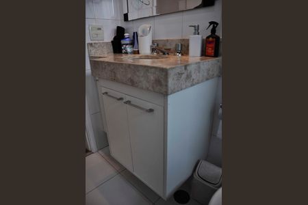 Apartamento à venda com 74m², 3 quartos e 2 vagas Apartamento à venda com 74m², 3 quartos e 2 vagasDetalhe - Banheiro Social