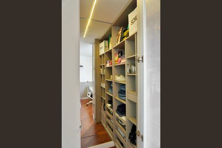 Apartamento à venda com 90m², 3 quartos e 2 vagas Apartamento à venda com 90m², 3 quartos e 2 vagasQuarto 2 - Closet