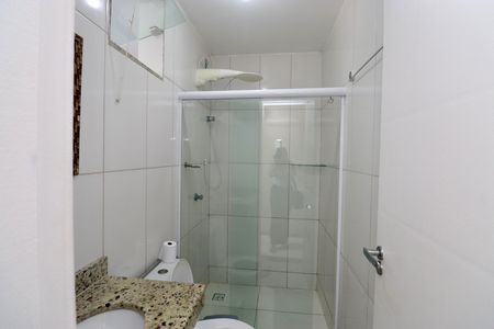 Banheiro de casa de condomínio para alugar com 1 quarto, 45m² em Praia do Flamengo, Salvador