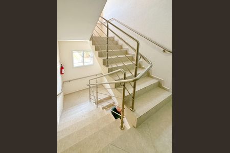 Apartamento para alugar com 65m², 2 quartos e 1 vagaEscada