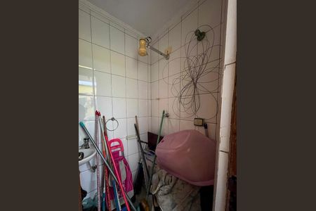 Banheiro de serviço de casa à venda com 4 quartos, 128m² em Vila Santo Estefano, São Paulo