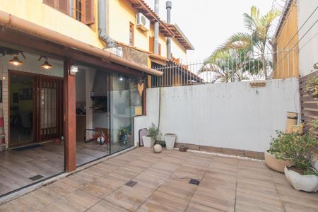 Casa de condomínio à venda com 125m², 3 quartos e 2 vagasQuintal