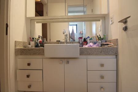 Apartamento à venda com 160m², 4 quartos e 2 vagasBanheiro canadense da suíte 1 e suíte 2
