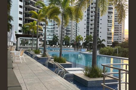 Apartamento à venda com 160m², 4 quartos e 2 vagas Apartamento à venda com 160m², 4 quartos e 2 vagasÁrea comum - Piscina