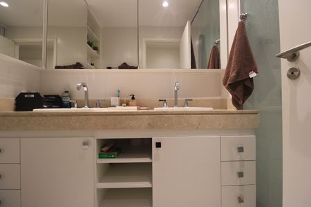 Apartamento à venda com 160m², 4 quartos e 2 vagasBanheiro da suíte 4