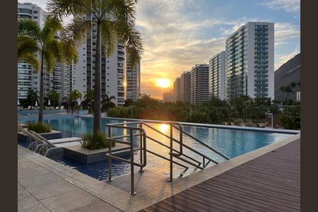 Apartamento à venda com 160m², 4 quartos e 2 vagas Apartamento à venda com 160m², 4 quartos e 2 vagasÁrea comum - Piscina