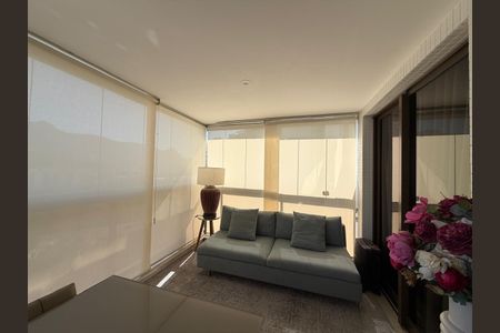 Apartamento à venda com 160m², 4 quartos e 2 vagas Apartamento à venda com 160m², 4 quartos e 2 vagasSala - Varanda