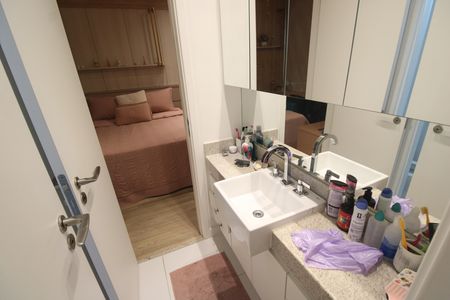 Apartamento à venda com 160m², 4 quartos e 2 vagasBanheiro canadense da suíte 1 e suíte 2