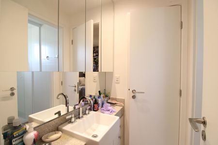 Apartamento à venda com 160m², 4 quartos e 2 vagasBanheiro canadense da suíte 1 e suíte 2