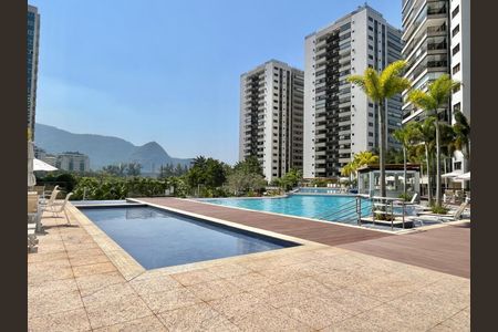 Apartamento à venda com 160m², 4 quartos e 2 vagas Apartamento à venda com 160m², 4 quartos e 2 vagasÁrea comum - Piscina