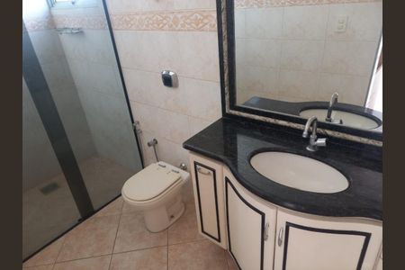 Casa para alugar com 239m², 4 quartos e 2 vagasBanheiro social