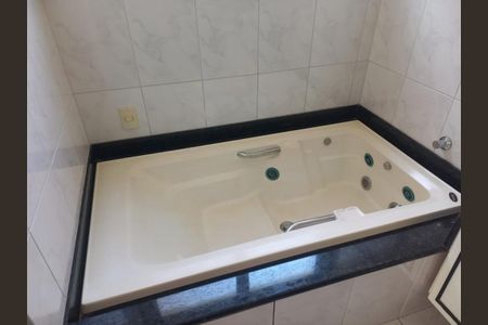 Casa para alugar com 239m², 4 quartos e 2 vagasBanheiro social