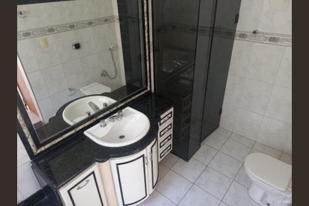 Casa para alugar com 239m², 4 quartos e 2 vagasBanheiro social